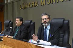 Vereadores Professor Wambert - relator, e Roberto Robaina - presidente da Comissão de Inquérito