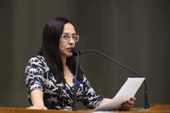 Vereadora Cláudia Araújo (PSD) em discurso na tribuna
