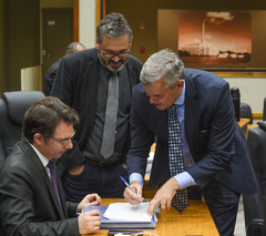 Movimentação de plenário. Na foto, os vereadores Profº Alex Fraga (E), Claudio Janta (C) e Mauro Pinheiro (Rede)