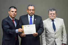 Cassio Trogildo (e) entregou diploma ao diretor-presidente do IBCM