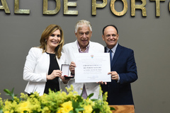 Ayrton dos Anjos (c) recebe diploma entregue por João Bosco Vaz e Mônica Leal