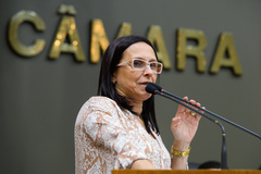 Vereadora Cláudia Araújo na tribuna do Plenário Otávio Rocha