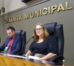 Vereadora Lourdes presidindo sessão da CMPA