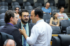 Na foto, os vereadores Moisés Barboza (D) e Professor Alex Fraga (E) com o secretário municipal de educação, Adriano Naves de Brito