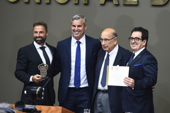 Proprietários do Grupo Epavi exibem troféu e certificado concedidos pela Câmara