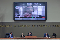 Vereadores Alvoni, Sossmeier e Rosário, da comissão processante, ouviram Silveira por videoconferência