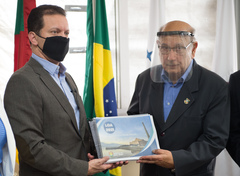 O então prefeito, Nelson Marchezan Júnior (PSDB), entrega o Orçamento ao presidente Reginaldo Pujol (DEM)