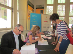 Toni Proença e Sofia Cavedon, organizadora da coletânea, autografam a obra (Foto: Marta Resing)