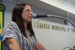Vereadora Cláudia Araújo na tribuna do Auditório Ana Terra - foto arquivo