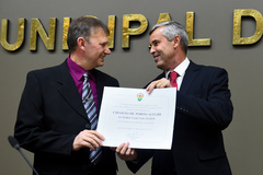 CesarZerbieli recebe diploma entregue por Mauro Pinheiro (d)