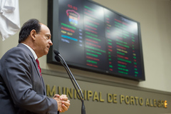 Vereador João Bosco na tribuna do Plenário Otávio Rocha