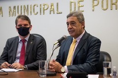 Em sessão presidida por Bins Ely (e), Sebastião Melo falou aos vereadores sobre prioridades do governo
