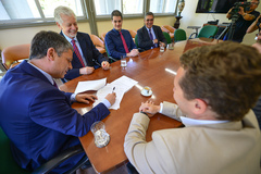 O presidente Cassio Trogildo (e) recebeu o prefeito hoje à tarde