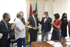 Márcio Bins Ely e Sebastião Melo (ao centro) firmaram acordo em ato realizado na Câmara