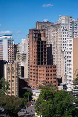 A recuperação de prédios abandonados está entre os objetivos do projeto. Na foto, o prédio conhecido como Esqueletão, no centro de Porto Alegre. 