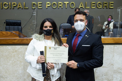 Delegada Vanessa Pitrez recebe diploma entregue pelo vereador Leonel Radde (PT), proponente da homenagem