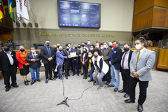 Vereadores e representantes da emissora após homenagem no Plenário Otávio Rocha 