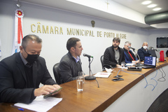 Reunião presidida por Felipe Camozzato (c) teve presença de Rodrigo Lorenzoni (microfone) e Mário Ikeda (e)
