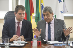 Presidente Márcio Bins Ely (e) liderou reunião, que teve a presença do prefeito Sebastião Melo