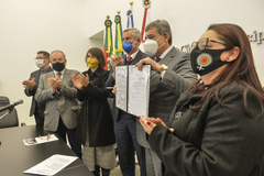 Pinheiro ( máscara azul) e Melo exibem nova lei