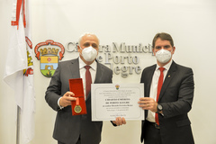 Ricardo Breier (e) recebe o diploma entregue pelo vereador Márcio Bins Ely (PDT)