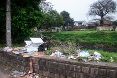 Nas enchentes do Arroio Sarandi, água invade casas e gera acúmulo de lixo e riscos à saúde dos moradores