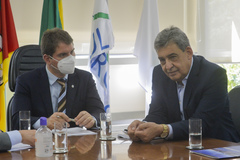 Presidente Márcio Bins Ely e prefeito Sebastião Melo (d), durante entrega do projeto da LDO 2022