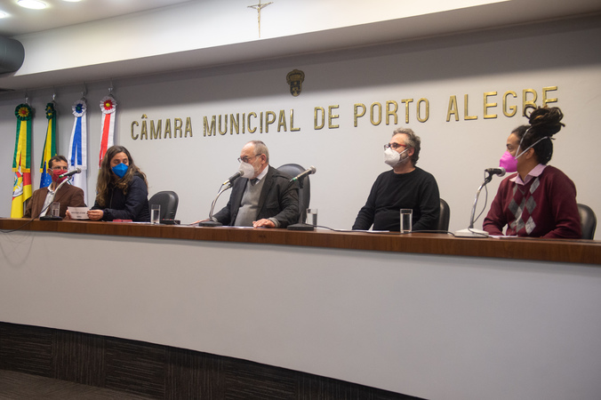 Sessão Solene em homenagem à Legalidade. Na mesa, vereadores Pedro Ruas, Roberto Robaina, Matheus Gomes e Jonas Reis e a deputada federal Fernanda Melchionna.