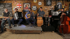 A banda mescla música regional gaúcha com ritmos de países vizinhos, salsa, choro e jazz.
