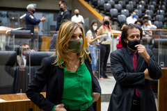 Votação de projeto de lei do vereador Aldacir Oliboni. Na foto, com a vereadora Mônica Leal, autora de emenda.