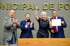 Pujol (e) e Mendes Ribeiro (c) entregam diploma a Maria Eunice