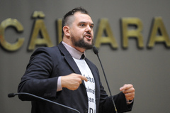 Rodrigo Maroni cria PL que permite a animais terem sobrenome de seus tutores