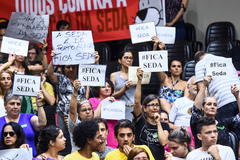 Manifestantes protestaram contra a extinção de secretarias, como a Seda