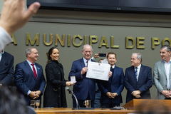 Ciro Gomes e Mauro Zacher na entrega do título de Cidadão de Porto Alegre