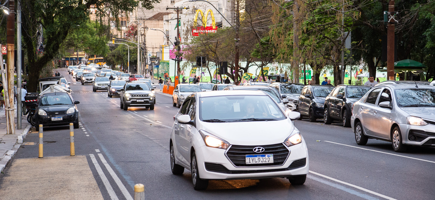 Iniciativa determina que o órgão de trânsito deve demarcar áreas de embarque e desembarque de carros de aplicativos