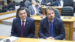 Vereadores Professor Wambert (PROS) e Márcio Bins Ely (PDT) esperam votação das chapas para a Escola Legislativa.