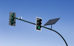 Em algumas cidades brasileiras, sinaleiras já funcionam com energia solar