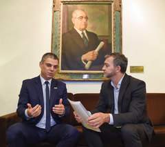 Cassio Trogildo entrega convite ao presidente da AL, Edegar Pretto