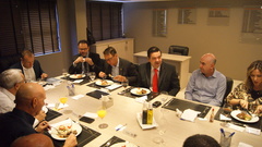 Professor Wambert acompanha Secretário do Desenvolvimento Ricardo Gomes no almoço da Câmara de Dirigentes Lojistas.
