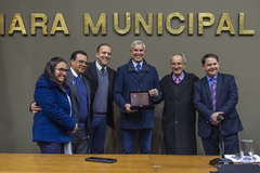 Vereadores recebem homenagem em alusão aos 250 anos da Câmara Municipal de Porto Alegre.