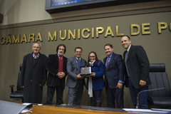 Cláudia Araújo recebe placa de homenagem