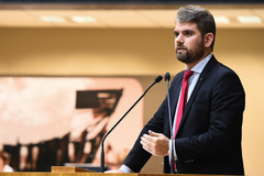 Márcio Bins Ely na tribuna do Plenário Otávio Rocha
