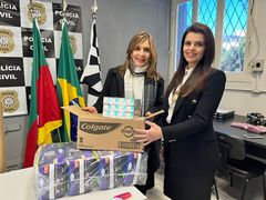 Vereadora Mônica Leal faz entrega de doações à delegada Waleska Alvarenga, da Delegacia Especializada no Atendimento à Mulher