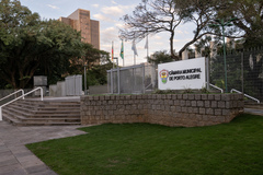 Entrada para pedestres do Palácio Aloísio Filho, sede da Câmara Municipal de Porto Alegre