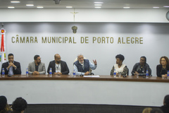Reunião foi conduzida pelo vereador Engenheiro Comassetto (PT, ao centro)