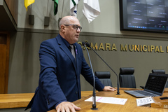 Vereador Gilson Padeiro discursa sobre a lei sancionada. 