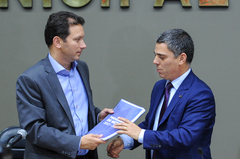O prefeito entregou o documento ao presidente Cassio Trogildo (d)