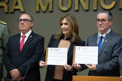 Mônica e Freitas exibem os diplomas concedidos à Justiça Militar gaúcha