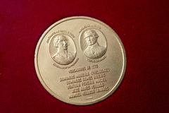 Medalha alusiva ao bicentenário da CMPA, em 6 de setembro de 1973, com os nomes dos primeiros vereadores do Legislativo Municipal. Fonte: acervo do ex-vereador Aloísio Filho, sob a guarda da Seção de Memorial da CMPA.