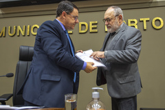 Sossmeier recebeu o ofício da Justiça Eleitoral das mãos do vereador Pedro Ruas (PSOL)